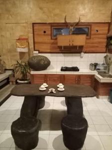- une cuisine avec une table et des tabourets dans l'établissement Yudis Guest House, à Ubud