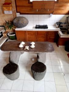 - une cuisine avec une table en pierre dans l'établissement Yudis Guest House, à Ubud