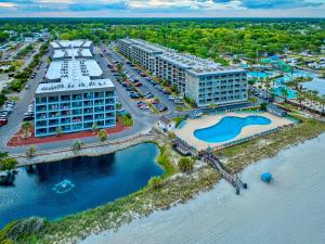 una vista aerea di un resort vicino all'acqua di Myrtle Beach Resort T1601 a Myrtle Beach