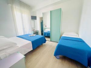 Hotel Eiffel tesisinde bir odada yatak veya yataklar
