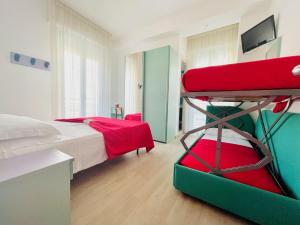 Hotel Eiffel tesisinde bir odada yatak veya yataklar