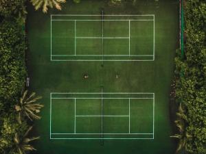 una vista aérea de una pista de tenis en Reethi Beach Resort en Baa Atoll