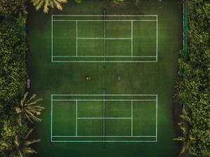 una vista aérea de una pista de tenis en Reethi Beach Resort, en Atolón Baa