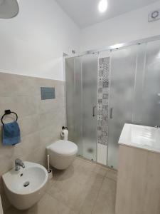 y baño con aseo, lavabo y ducha. en Marzamemi - Appartamento Girasole al Borgo 84, en Marzamemi