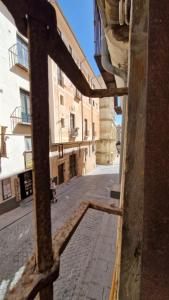 ein Blick auf eine leere Straße in einer Gasse in der Unterkunft LOFT LA CATEDRAL DE CASA BOTES in Cuenca