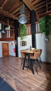 ein Esszimmer mit einem Holztisch und Stühlen in der Unterkunft LOFT LA CATEDRAL DE CASA BOTES in Cuenca