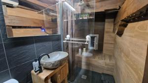 ein Bad mit einem Waschbecken und einer Dusche in der Unterkunft LOFT LA CATEDRAL DE CASA BOTES in Cuenca + 35 Fotos