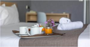 - un plateau avec du café et du jus sur un lit dans l'établissement Hôtel Cala di Sole, à Ajaccio