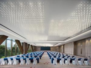Habitación grande con sillas y techo grande con luces. en Crowne Plaza Hangzhou Linping, an IHG Hotel, en Hangzhou