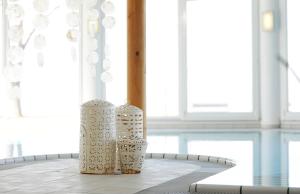drei weiße Vasen auf einem Tisch in der Unterkunft Seewirt & Haus Attila in Podersdorf am See