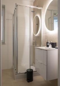 y baño con ducha y lavamanos. en Apartament Wiosenny Kamienica Grochów with free parking, en Varsovia