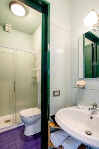 y baño con lavabo y aseo. en Villa Pizzini Mottarone - Restaurant and rooms, en Stresa