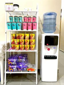 um refrigerador de bebidas ao lado de uma máquina de venda automática de bebidas em Sasuka Guesthouse (Muslim Sahaja) em Marang