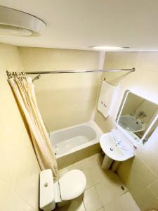 La salle de bains est pourvue de toilettes, d'un lavabo et d'une baignoire. dans l'établissement Bella Rosa Hotel, à Beyrouth