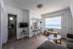ein Wohnzimmer mit Blick auf das Meer in der Unterkunft Sweet La Ola in La Santa