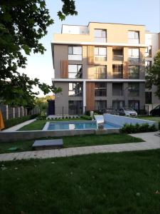 Gebäude mit Pool davor in der Unterkunft Апартамент Deluxe 6 in Sweti Konstantin