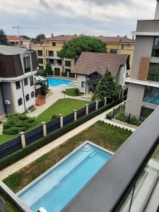 Blick auf einen Swimmingpool vom Balkon eines Hauses in der Unterkunft Апартамент Deluxe 6 in Sweti Konstantin