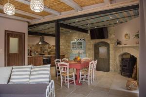 una cucina e una sala da pranzo con tavolo e sedie di Διαμέρισμα Villa Iro a Mátala