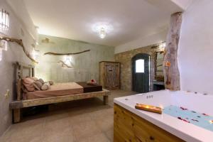 マタラにあるΔιαμέρισμα Villa Iroの広いバスルーム(ベッド1台、バスタブ付)