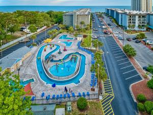 einen Luftblick auf einen Wasserpark in einer Stadt in der Unterkunft Myrtle Beach Resort A349 in Myrtle Beach