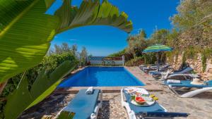 basen z leżakami i parasolem w obiekcie Villa Azul de Frigiliana by Ruralidays w mieście Frigiliana