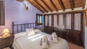 sypialnia z łóżkiem i ręcznikami w obiekcie Villa Azul de Frigiliana by Ruralidays w mieście Frigiliana +24 zdjęcia