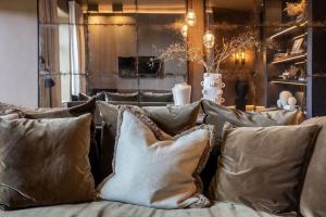 Uma televisão e/ou sistema de entretenimento em Alfred's Ramsbottom - Suite One
