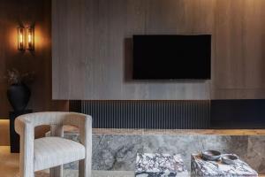 Uma televisão e/ou sistema de entretenimento em Alfred's Ramsbottom - Suite One