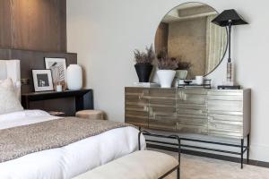 Uma cama ou camas num quarto em Alfred's Ramsbottom - Suite One