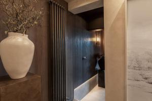Uma casa de banho em Alfred's Ramsbottom - Suite One