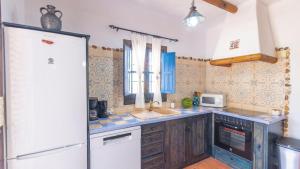 kuchnia z lodówką i zlewem w obiekcie Villa Azul de Frigiliana by Ruralidays w mieście Frigiliana