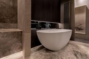 Uma casa de banho em Alfred's Ramsbottom - Suite One