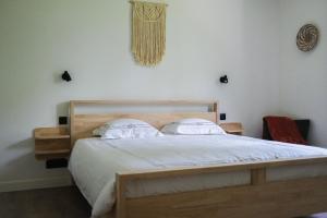 Un dormitorio con una cama con sábanas blancas y una lámpara de araña. en Gasthuis Veurne, en Veurne 44 fotos más