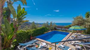 Basen w obiekcie Villa Azul de Frigiliana by Ruralidays lub w pobliżu