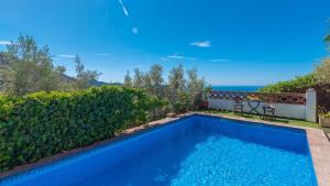 Basen w obiekcie Villa Azul de Frigiliana by Ruralidays lub w pobliżu