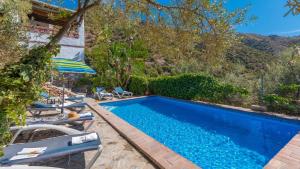 Basen w obiekcie Villa Azul de Frigiliana by Ruralidays lub w pobliżu