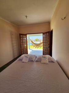 a bedroom with a bed with two pillows on it at Cabanas da Sorte in Fortim