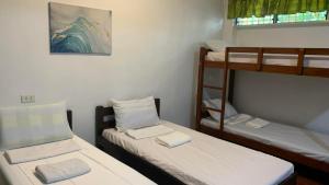 スリガオにあるJCV Roomsの小さなお部屋で、二段ベッド2組が備わります。