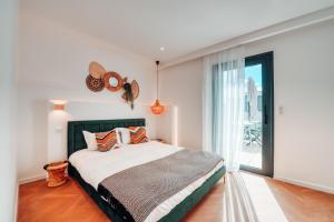 une chambre avec un lit et une grande fenêtre dans l'établissement Villas de Provence - Maison avec piscine chauffée "Oasis de Satteva", à LʼIsle-sur-la-Sorgue 15 autres photos