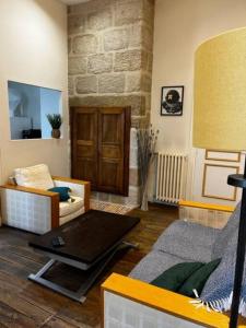 - un salon avec un canapé et une table dans l'établissement #Le Vasco - Grand F2 avec Terrasse - Hyper Centre, à Brive-la-Gaillarde