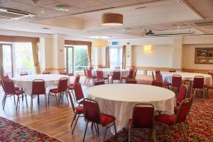 uma sala de conferências com mesas e cadeiras em Farmhouse Innlodge by Greene King Inns em Portsmouth