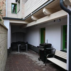 una casa con patio con mesa y sillas en Apartmány Phlora en Lysice