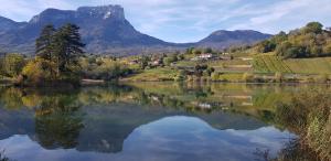 um reflexo de montanha em um lago nas montanhas em gîtes de Calistane em Saint-Vincent-de-Mercuze