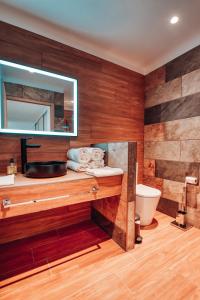 y baño con lavabo, espejo y aseo. en Villa luxe Oasis de Satteva, en LʼIsle-sur-la-Sorgue