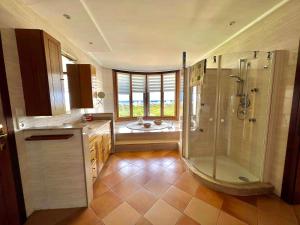 een badkamer met een douche en een wastafel bij Finca Na Penyal in Cala Bona