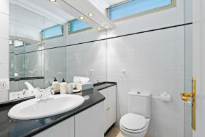 Ένα μπάνιο στο Spacious apart with large terrace,5 min beach +29 φωτογραφίες
