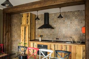 a kitchen with a table and chairs and a stove at Apartamentos Ohana in Jadraque