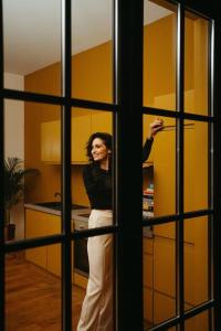 una mujer parada en una cocina mirando en un espejo en Laila Penthouse en Amberes