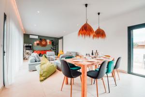 - une salle à manger avec une table et des chaises dans l'établissement Villa luxe Oasis de Satteva, à LʼIsle-sur-la-Sorgue