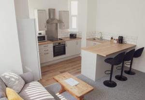 - une cuisine avec un canapé et une table dans une chambre dans l'établissement The Courtyard, 30 Seconds to Sea By Air Premier, à Seaford 14 autres photos